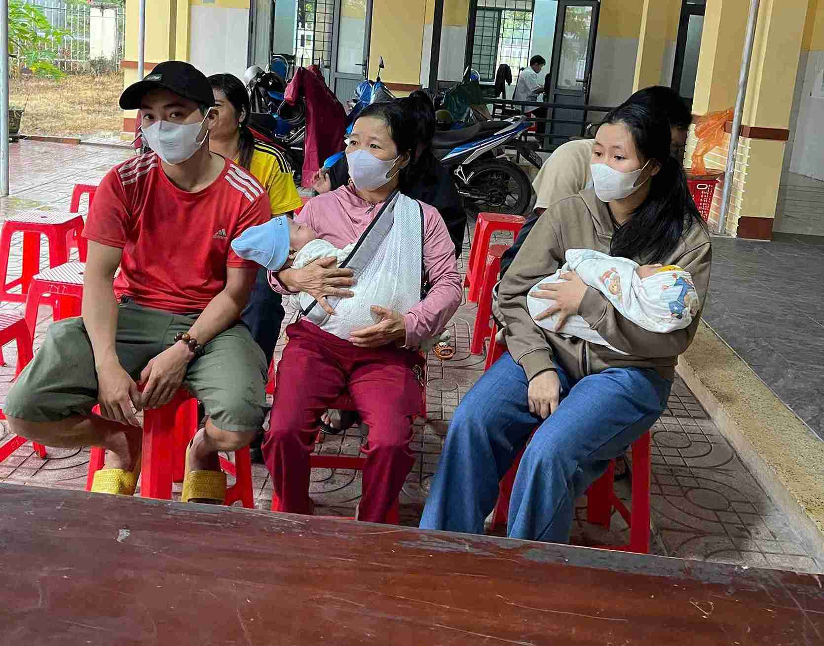 Nhieu nguoi doi cho tu sang som de cho duoc tu van, ho tro. Anh: Bao Lam