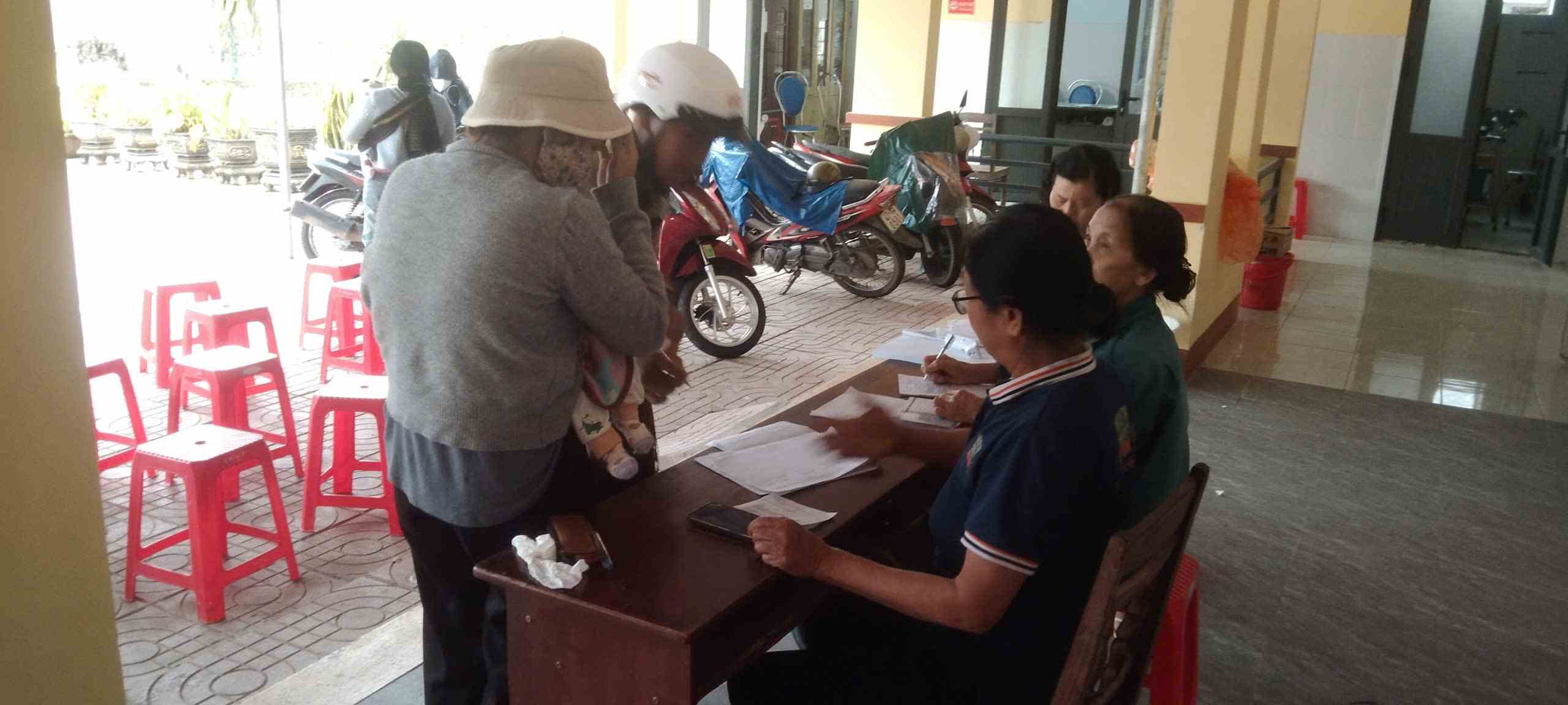 Ba con duoc can bo, nhan vien y te duoc dan tan tinh. Anh: Bao Lam