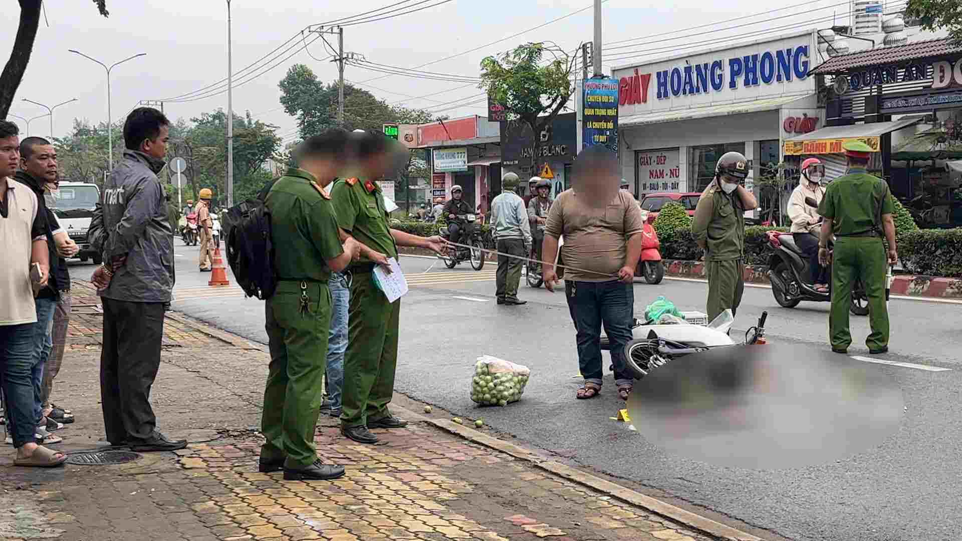Scene of the woman's death on Phu Loi Street. Photo: Dinh Trong