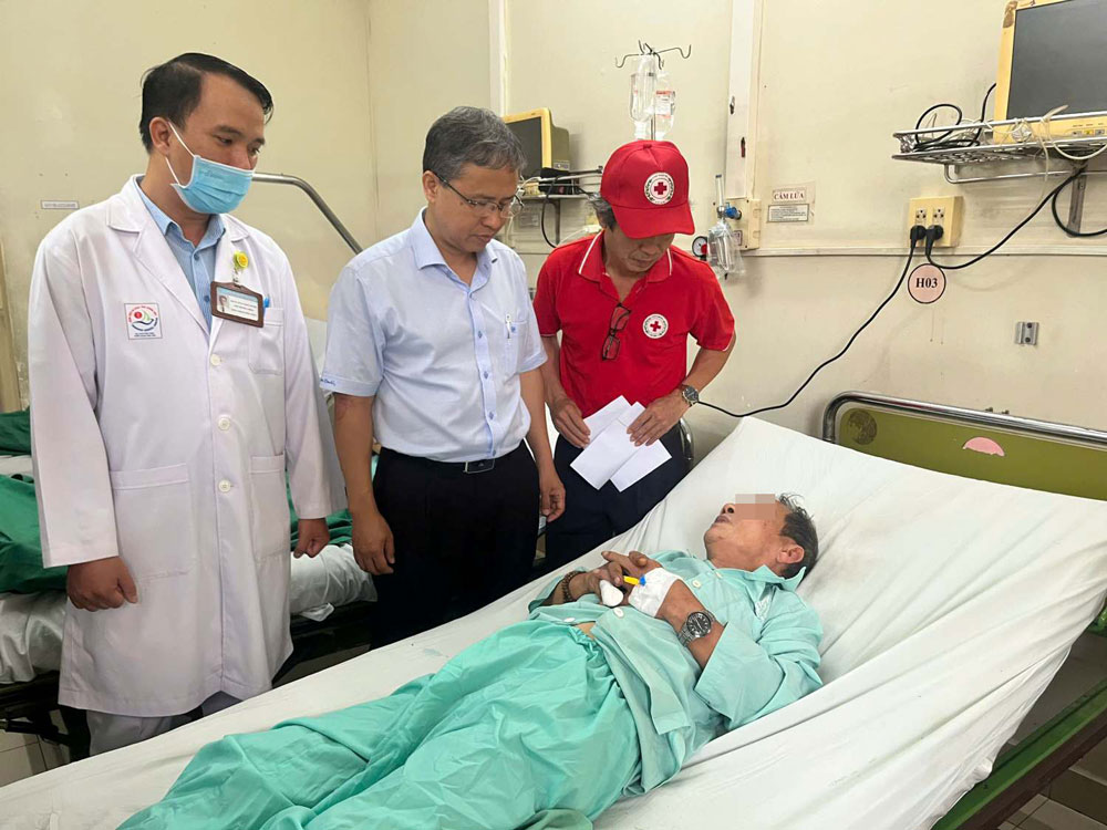 Mr. Tran Hoa Nam - Vice Chairman of Khanh Hoa Provincial People's Committee came to encourage and visit the victims of the landslide that buried passenger cars on Khanh Le Pass. Photo: Phuong Linh