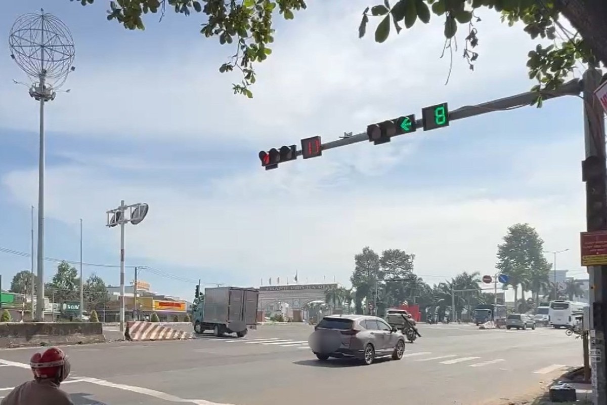 Le camion a devie de la voie de circulation reglementaire les voitures ont viole les signaux lumineux a un carrefour et ont ajuste l'organisation de la circulation sur la route nationale 51. Photo : Thanh An