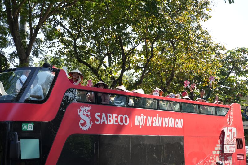 Ben canh cac khu vuc trung bay, nguoi dan Ha Noi duoc tham gia “city tour” vong quanh thu do cung cac dia danh noi bat. Anh: SABECO
