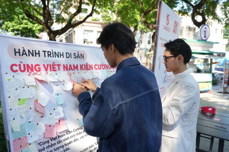 “Buc Tuong Gan Ket” nhan duoc su quan tam cua dong dao nguoi dan tai Ha Noi. Anh: SABECO