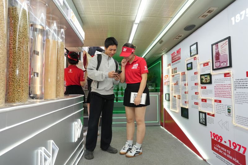 Nguoi dan Ha Noi tuong tac cac khu vuc trung bay va tim hieu ve lich 150 nam phat trien nganh bia Viet Nam cung SABECO. Anh: SABECO