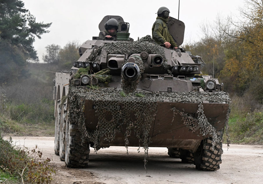 Ukrainian soldiers train on French AMX-10 armored fighting vehicles during a drill in Mourmelon-le-Grand (France), November 2024. Photo: AFP