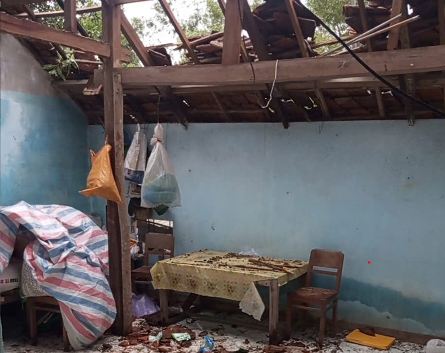 Mai ngoi bi cuon bay, nhieu do dac trong nha hu hong. Anh: UBND xa Nguyen Nghiem