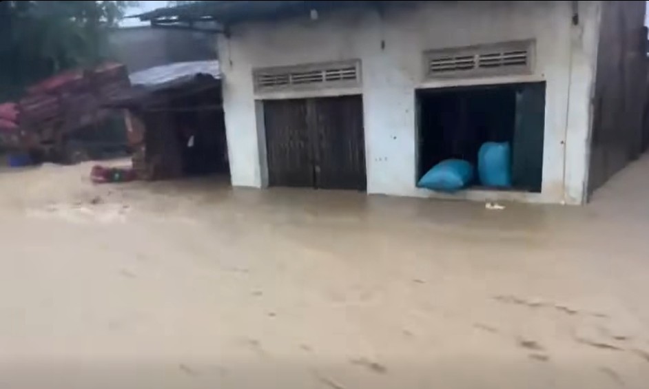 Floods caused flooding in houses in Yang Mao commune (Dak Lak province) on the morning of November 17. Photo: Provided by the people