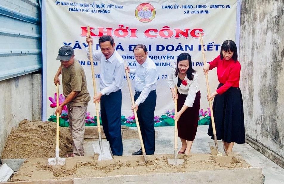 대의원들은 대단결 주택을 파손하는 데 의심스러운 행동을 보입니다. 사진: 하이퐁 끼엔민 브라 사회 전자 정보 포털