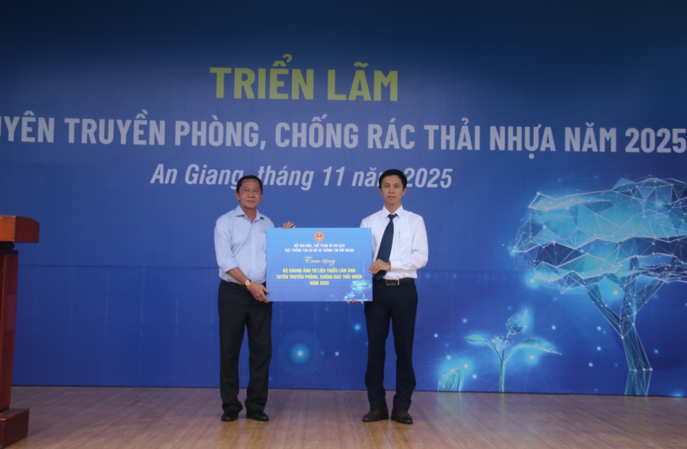 Dai dien Bo Van hoa, The thao va Du lich chuyen giao bo tu lieu anh cho So Van hoa va The thao An Giang de to chuc tuyen truyen, phong, chong rac thai nhua tren dia ban tinh. Anh: Nam Phuong