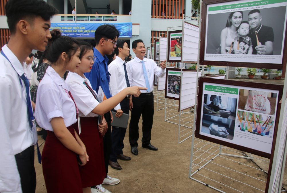 Students of Kien Giang College watch photos at the Photo Exhibition to promote plastic waste prevention and control. Photo: Nam Phuong