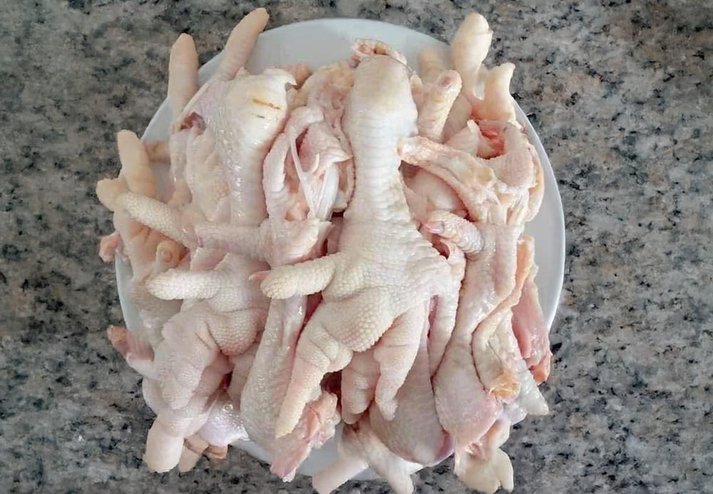 Las amas de casa deben tener en cuenta algunas formas de elegir patas de gallina retirada de huesos frescas y de calidad garantizada. Foto: Tuan Dat