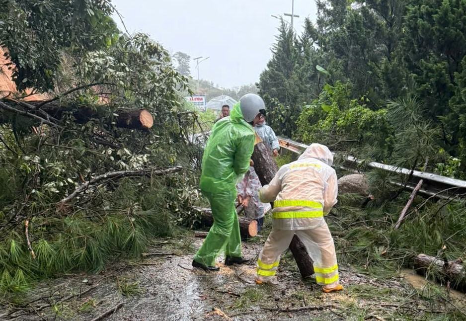 Ngoan Chu Pass was seriously eroded, paralyzing traffic on National Highway 27 connecting Lam Dong with Khanh Hoa. Photo: Phuc Khanh