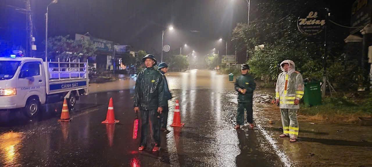 Luc luong chuc nang chot chan phan luong giao thong tren Quoc lo 20 qua xa Hiep Thanh. Anh: Cong an cung cap