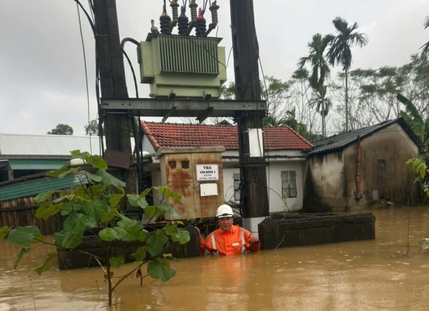 Proactively cut off electricity to tens of thousands of households and customers in the Central region because floods have reappeared. Photo: Pham Thach