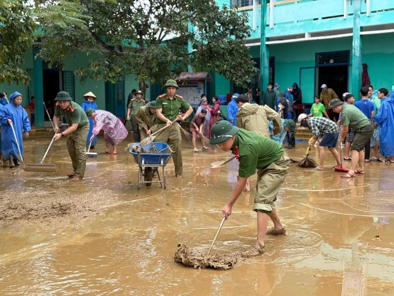 Luc luong chuc nang va nguoi dan phia nam Da Nang vua hoi ha don lut, nay lai tat bat ung pho voi dot lu lut thu 4 chi trong 20 ngay. Anh: Truong An