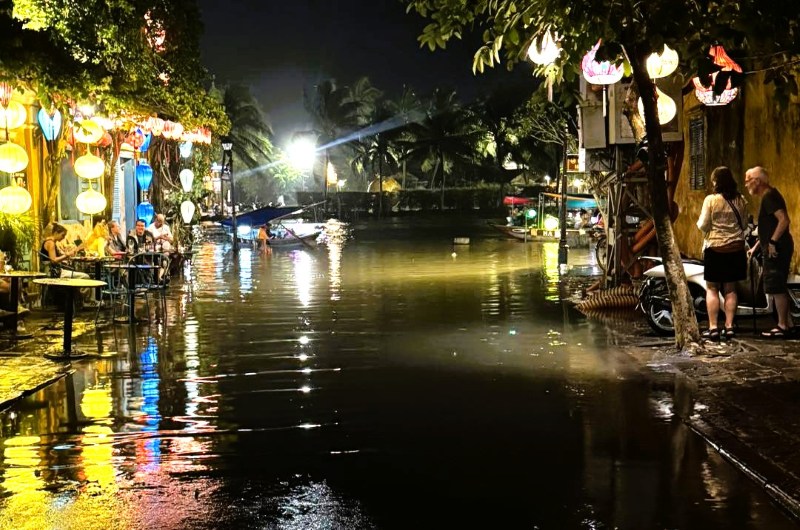 Nuoc ngap tai pho co Hoi An toi 16.11. Anh: Truong An