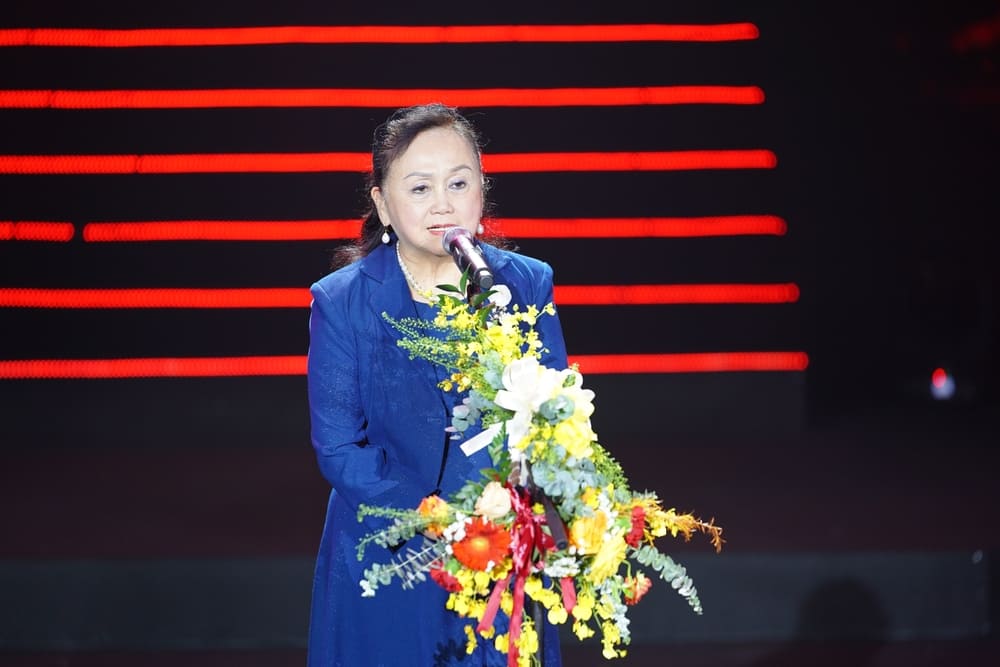 “Toi xuc dong va thay may man. Toi van lam cong viec cua mot nha giao mong muon se tiep tuc truyen thong cua truong, se giu gin, phat huy nhung gia tri, truyen thong tot dep ma thay Trung Kien da de lai“- GS.NGND Tran Thu Ha bay to.