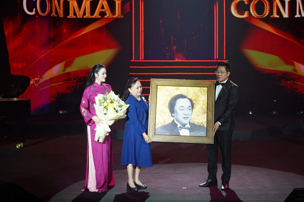 Emotional moments in the special art program "The lyrics are forever". Photo: Dung MoMo - Binh Quach