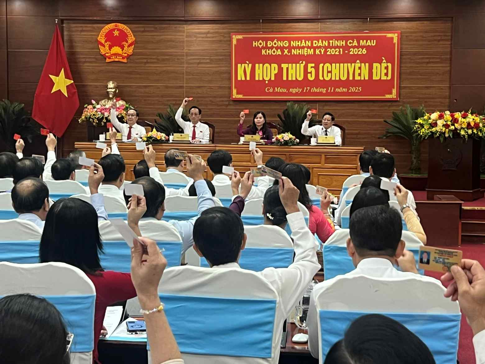 Cac dai bieu HDND tinh Ca Mau bieu quyet thong qua cac nghi quyet ve cong tac can bo. Anh: Nhat Ho