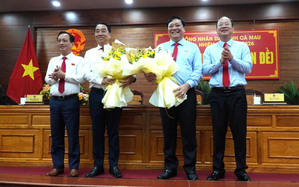 Bi thu Tinh uy Ca Mau, Chu tich HDND tinh tang hoa chuc mung ong Lu Quang Ngoi, Pham Thanh Ngai.Anh: Nhat Ho