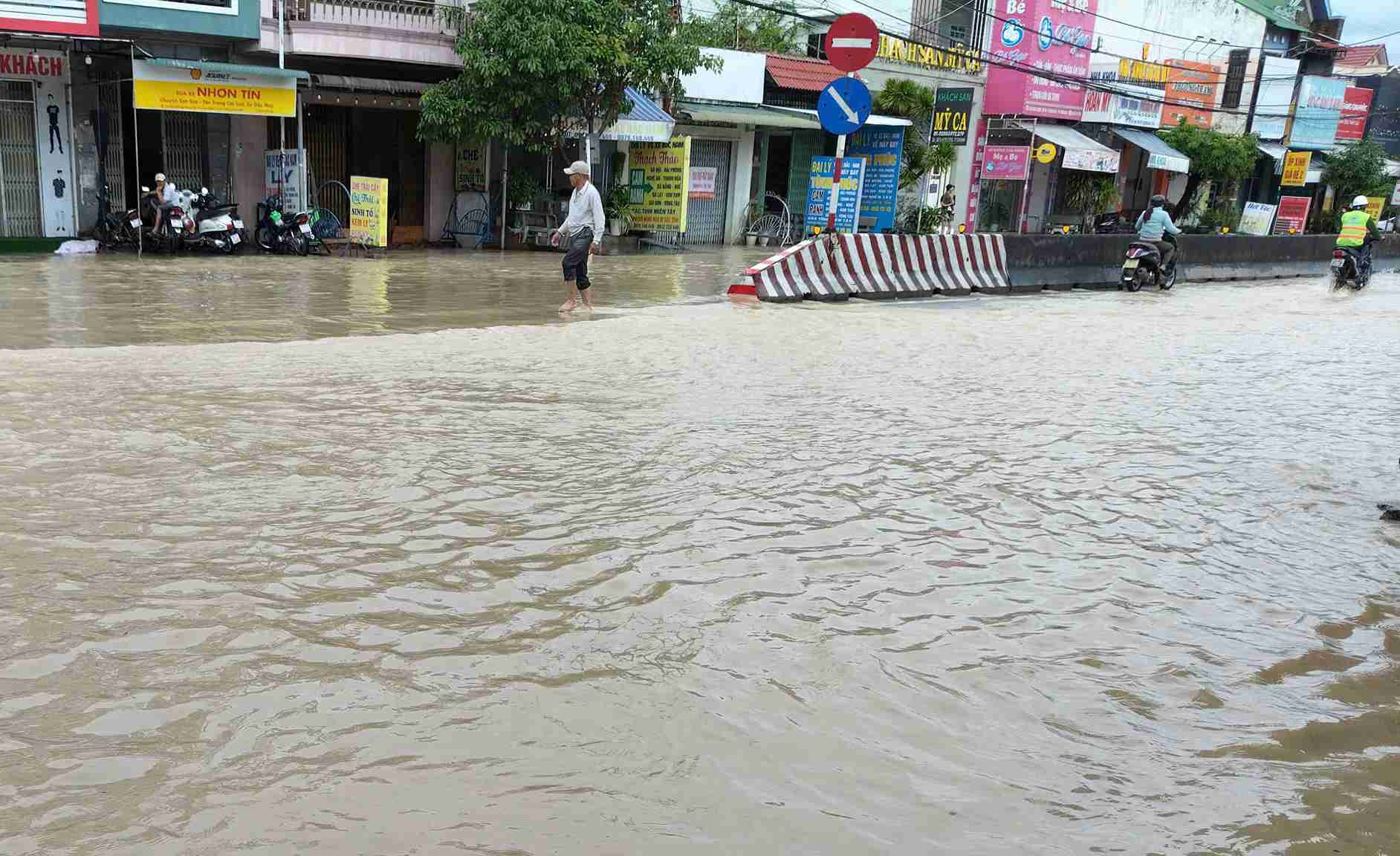 Nhieu tuyen duong o trung tam Nha Trang bi ngap do mua lon keo dai. Anh: Dong Trieu
