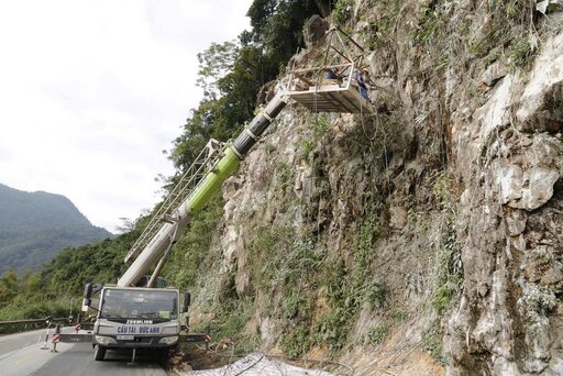 The Thung Khe slope - National Highway 6, the section passing through Mai Chau commune, Phu Tho province, is being urgently reinforced and repaired. Photo: Phu Tho Electronic Information Portal