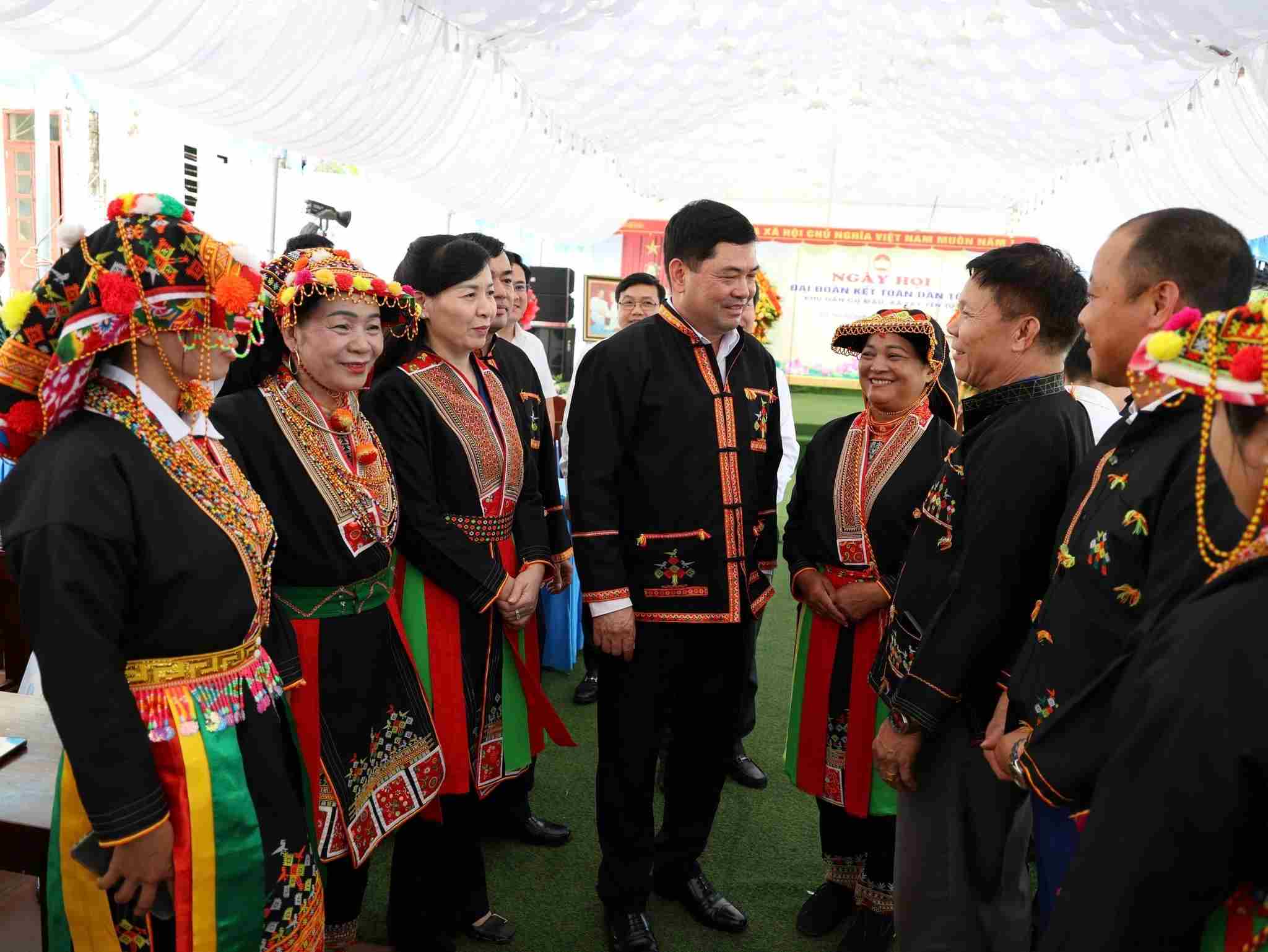 Bi thu Tinh uy Bac Ninh Nguyen Hong Thai cung Chu tich Uy ban MTTQ Viet Nam tinh Bac Ninh Nguyen Thi Ha du va chung vui Ngay hoi Dai doan ket toan dan tai thon Mau, xa Tay Yen Tu ngay 9.11. Anh: Van Truong