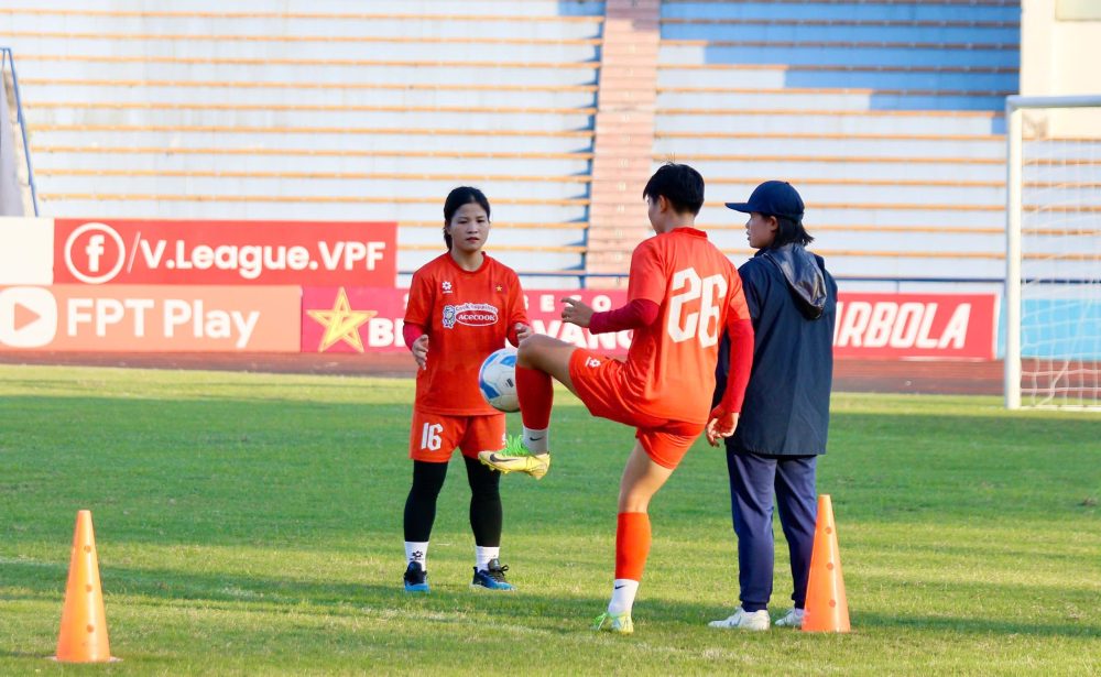 Vu Thi Hoa va Duong Thi Van tap hoi phuc rieng. Anh: VFF