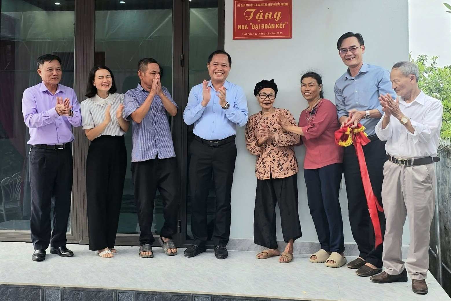 Uy ban MTTQ Viet Nam xa Vinh Hoa to chuc khanh thanh nha Dai doan ket cho ba Nguyen Thi Nuoi (94 tuoi, thon An Bao). Anh: Cong TTDT xa Vinh Hoa