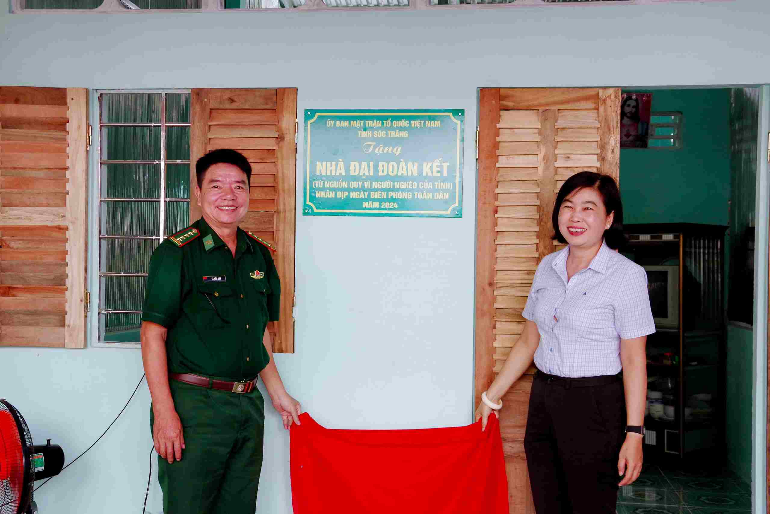 El Comando de la Guardia Fronteriza de la provincia de Soc Trang (antigua) en coordinacion con el Comite del Frente de la Patria de la provincia de Soc Trang (antigua) organizo la ceremonia de entrega de la Casa de la Unidad a los pobres en la zona fronteriza maritima del distrito de Tran De en abril de 2024. Foto: Van Long