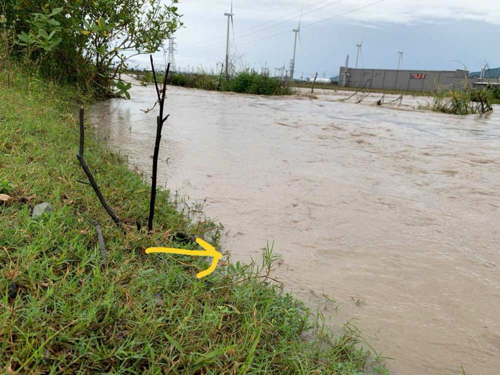 Sang 17.11 nuoc ngap sau o khu vuc nha may det nhuom o Khu Cong nghiep Du Long. Anh: Thuan Bac