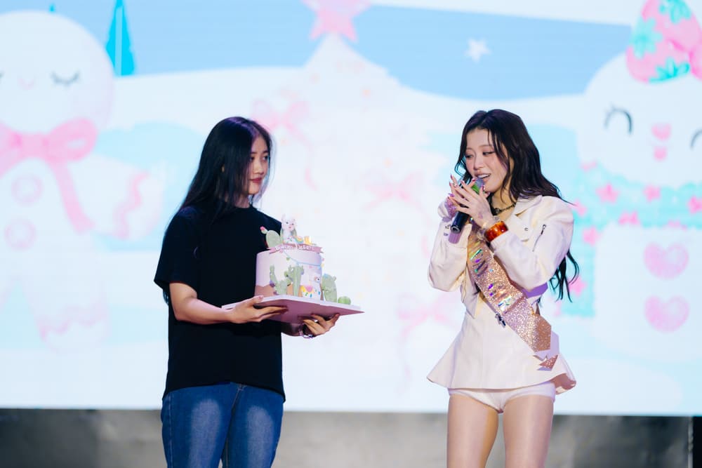 “Em xinh” Han Sara bat ngo duoc fan chuan bi banh hat mung sinh nhat ngay tren san khau. Anh: Nhan vat cung cap