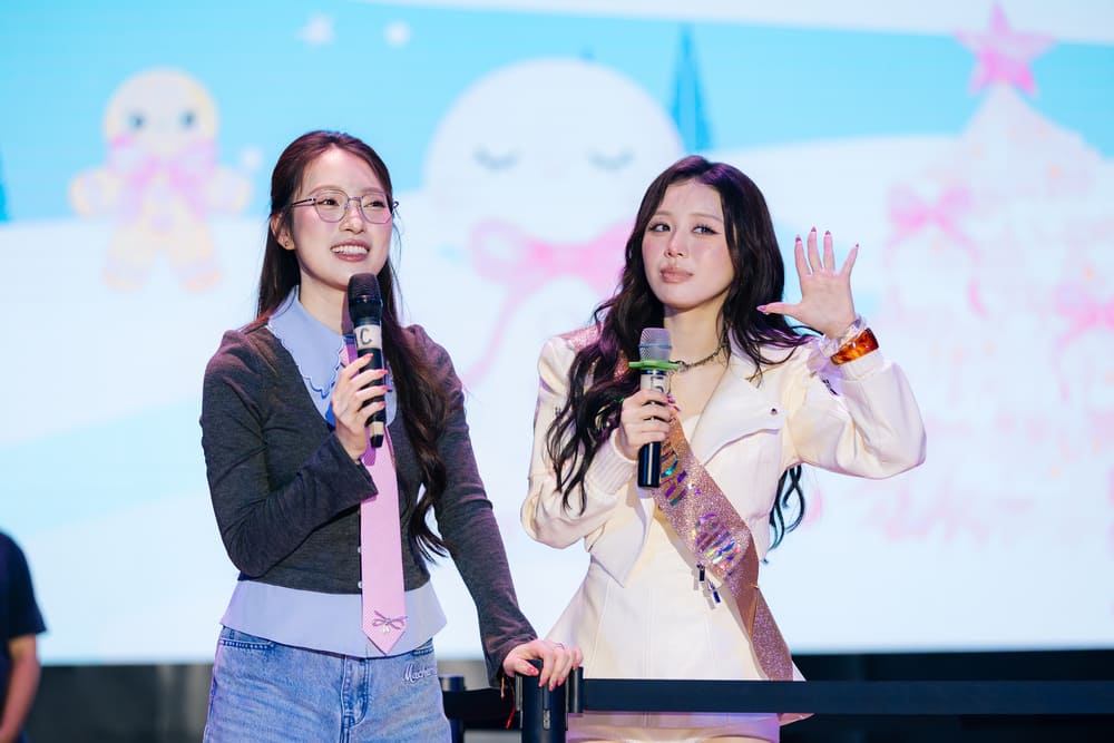 MC Khanh Vy stirred up the atmosphere of Han Sara's fan meeting. Photo: Character provided