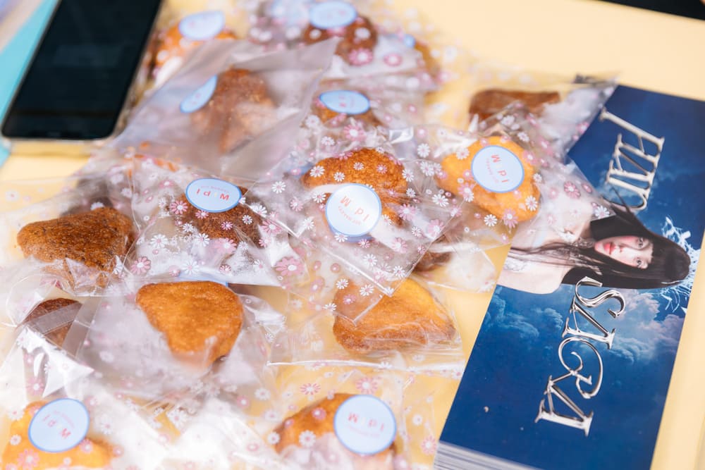 Co tu tay lam tang 800 chiec banh danh cho nguoi ham mo TPHCM va Ha Noi. Anh: Nhan vat cung cap