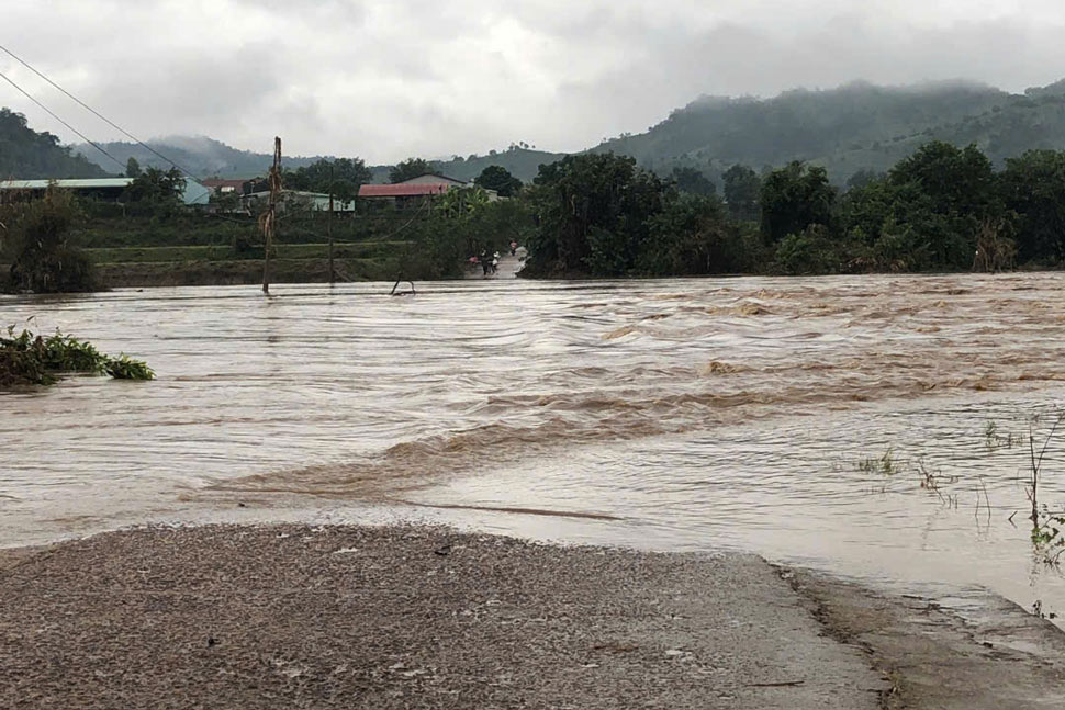 Mo Nang 2 spillway ( Ia Pa commune, Gia Lai) continues to be flooded, isolating 341 households. Photo: Hoai Phuong