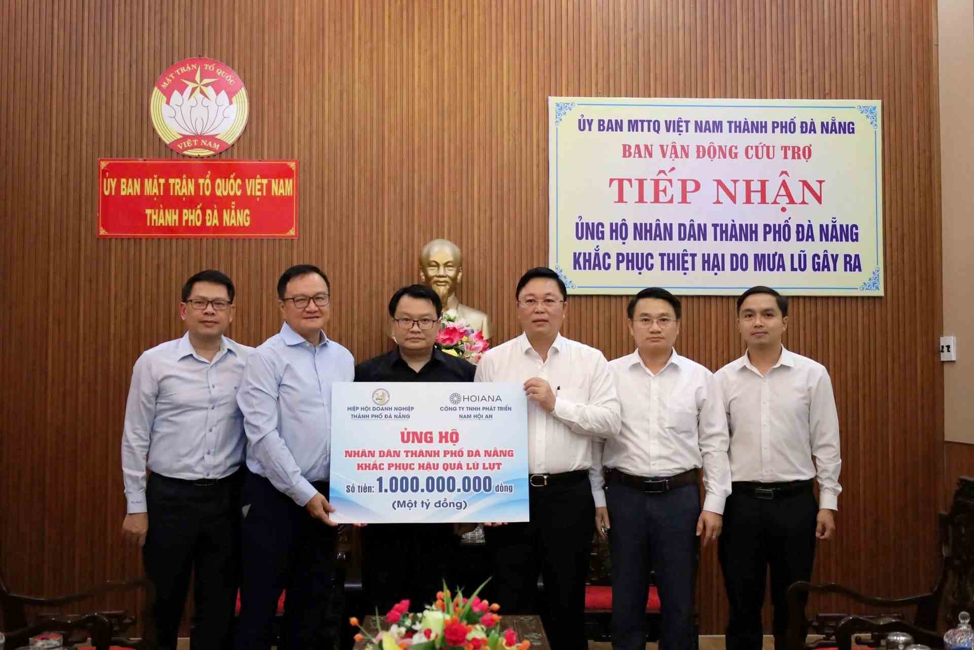 Chu tich Uy ban MTTQ Viet Nam thanh pho, ong Le Tri Thanh (thu ba tu phai sang) tiep nhan kinh phi tu cac doanh nghiep ung ho nhan dan thanh pho khac phuc hau qua lu lut. Anh: Thai Cuong