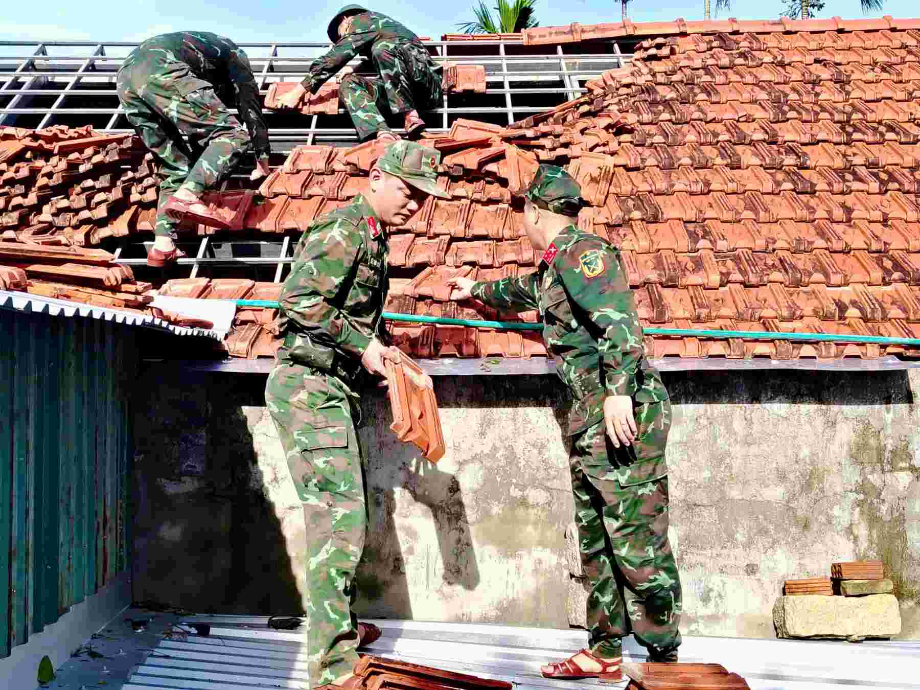 Luc luong vu trang giup nguoi dan Da Nang di doi tai san tranh mua lu.  Anh: Tra Ban