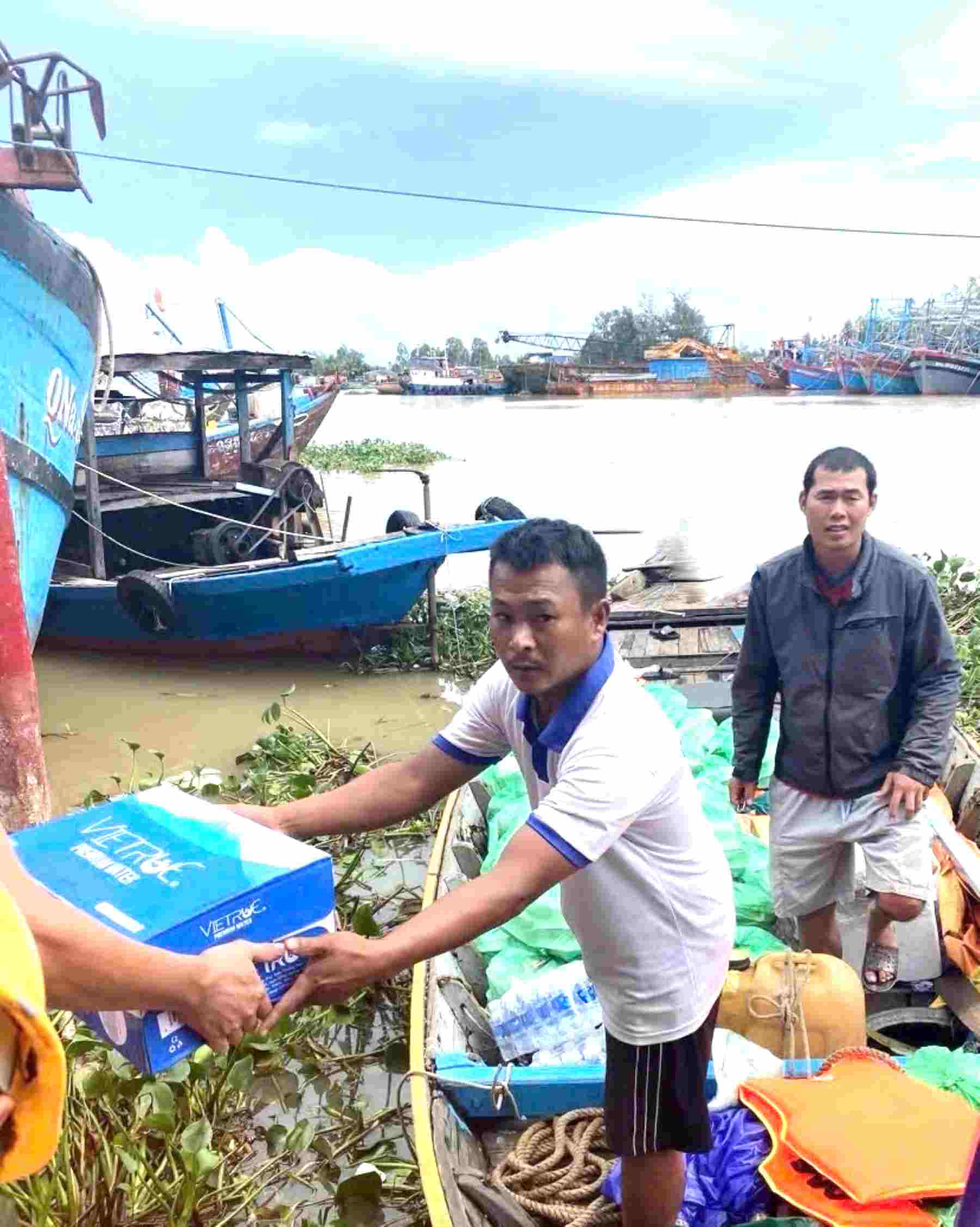 Doan vien Nghiep doan Nghe ca Duy Vinh ung cuu, giup nguoi dan trong mua lu. Anh: Cong doan Da Nang