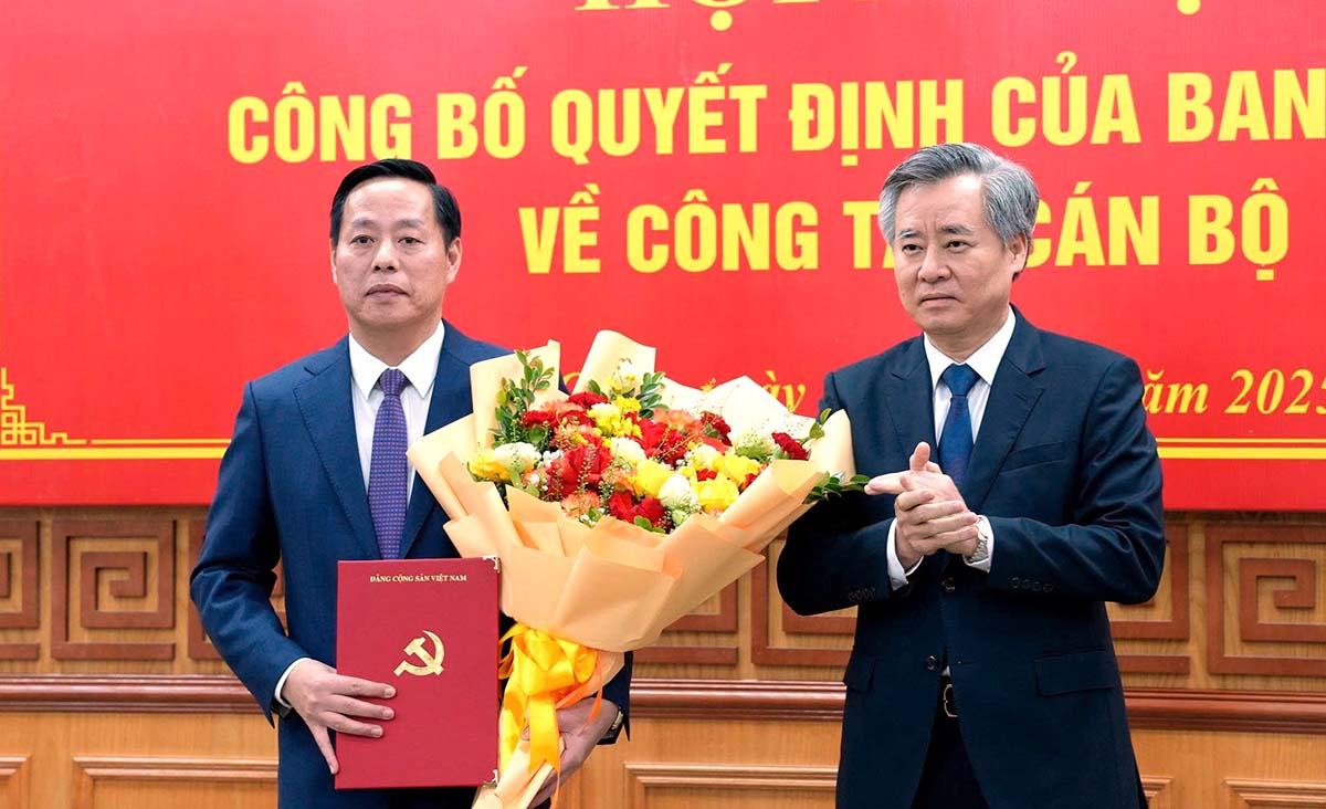 Mr. Nguyen Quang Duong - Deputy Head of the Central Organizing Committee presented the decision and congratulated Mr. Ha Quang Trung - Deputy Secretary of Lai Chau Provincial Party Committee. Photo: Thanh Binh