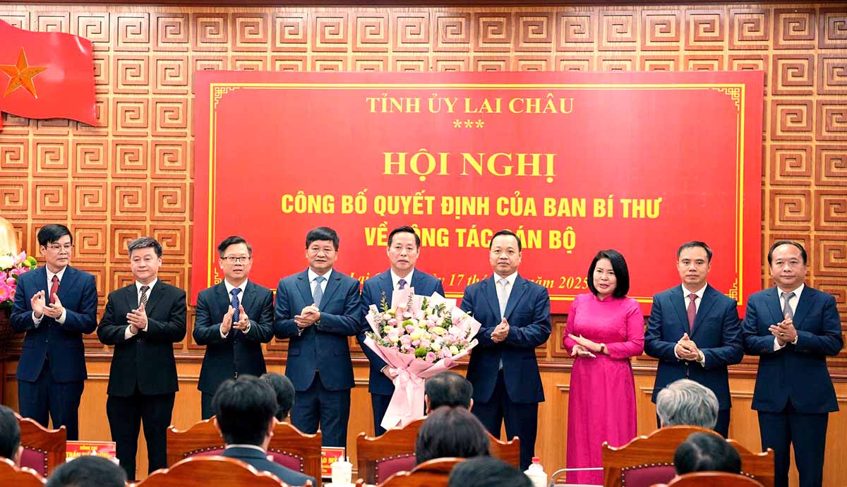 Lanh dao tinh Dien Bien chuc mung ong Ha Quang Trung duoc dieu dong lam Pho Bi thu Tinh uy Lai Chau. Anh: Thanh Binh