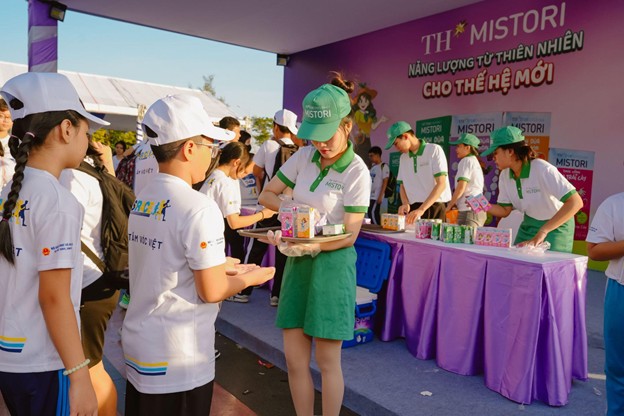 Thuc uong sua trai cay co thach luon la “tro thu dac luc” cua cac ban hoc sinh truoc gio thi dau. Anh: BTC S-Race Can Tho