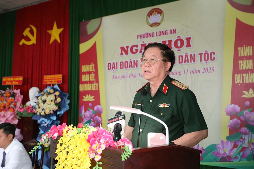 Dai tuong Nguyen Trong Nghia phat bieu tai Ngay hoi Dai doan ket toan dan toc tai khu pho Phu Nhon. Anh: Le Bin