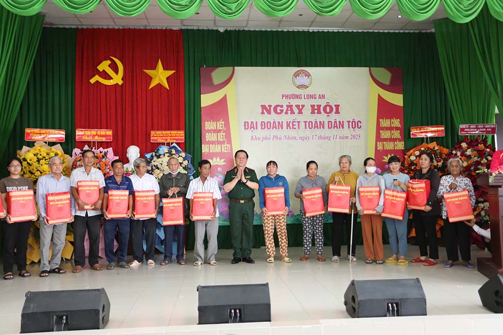 Dai tuong Nguyen Trong Nghia trao qua tang cac gia dinh chinh sach, ho co hoan canh kho khan tren dia ban. Anh: Le Bin