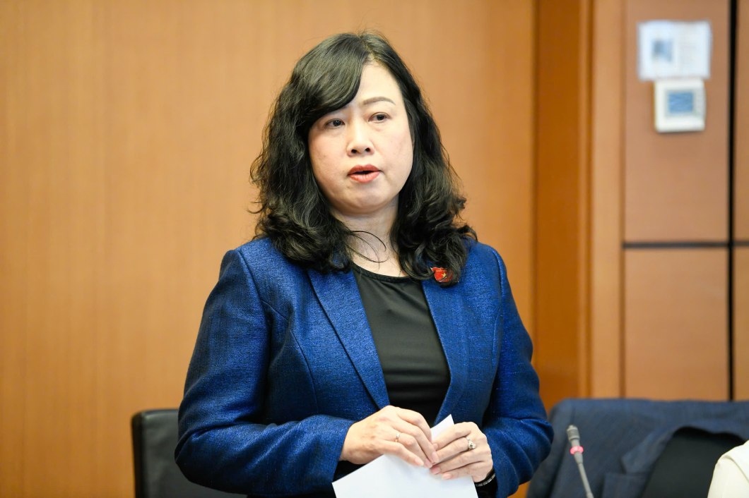 Minister of Health Dao Hong Lan spoke about the draft Resolution of the National Assembly on mechanisms and policies to effectively implement Resolution No. 72-NQ/TW on a number of breakthrough solutions, enhancing protection, care and improving people's health. Photo: Pham Dong