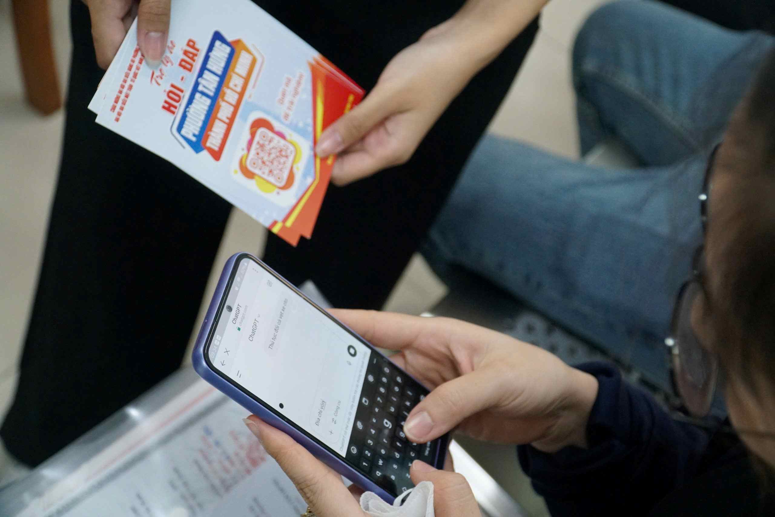 Mo hinh xung kich 123 ho tro nguoi dan chuyen doi so tren dia ban phuong Binh Thanh. Anh: Thanh Chan