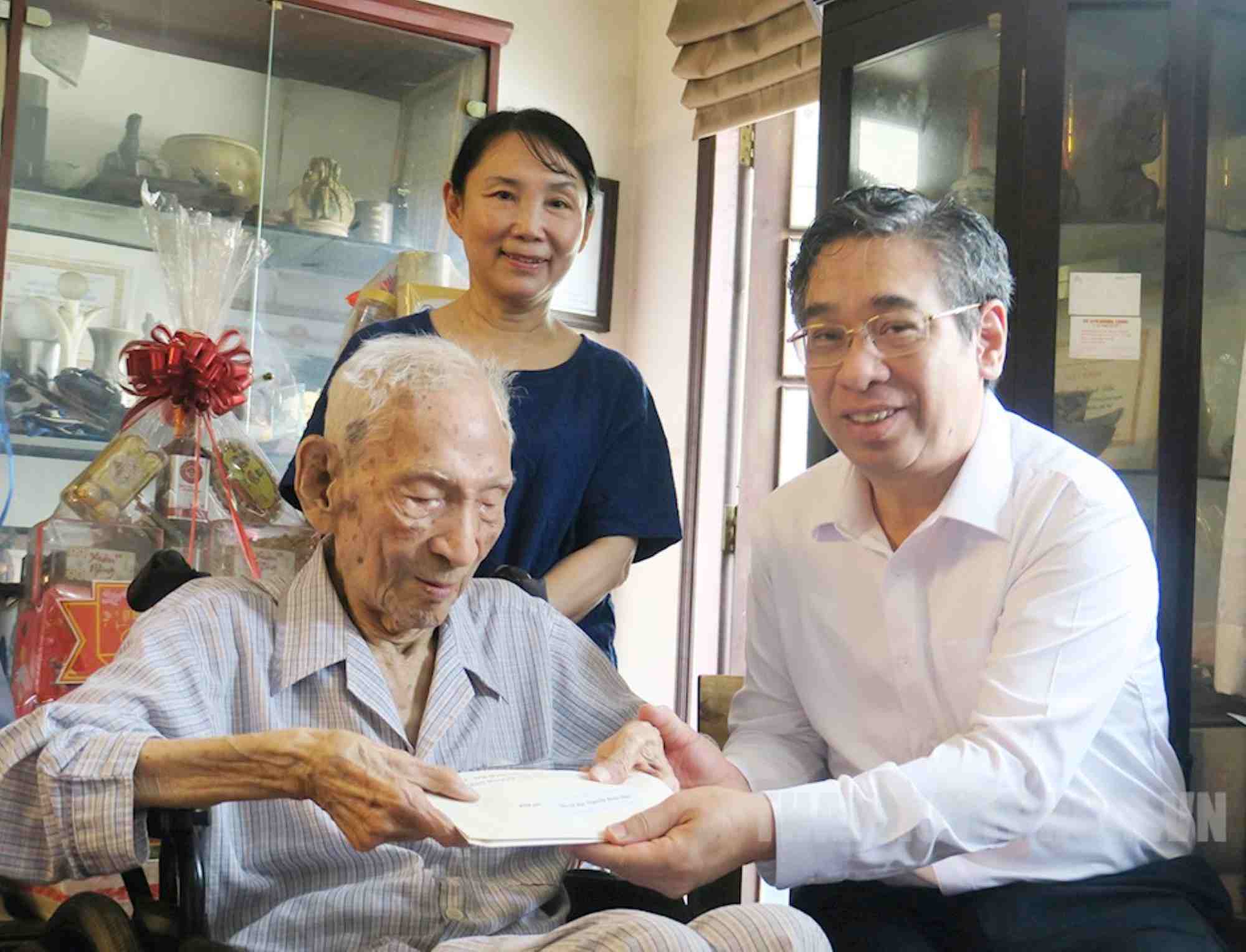 El Sr. Nguyen Phuoc Loc (derecha) - Subsecretario del Comite del Partido de la Ciudad de Ho Chi Minh - visita y entrega regalos al investigador Nguyen Dinh Dau. Foto: Minh Tam