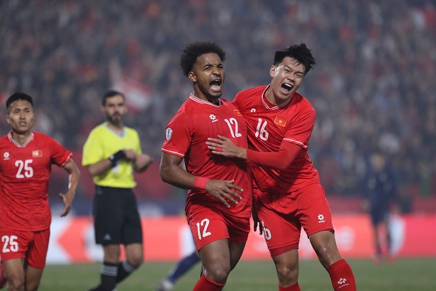 공격수 응우옌쑤언손은 베트남 대표팀 유니폼을 입고 경기를 시작하며 새 시즌을 시작할 것입니다. 사진: VFF