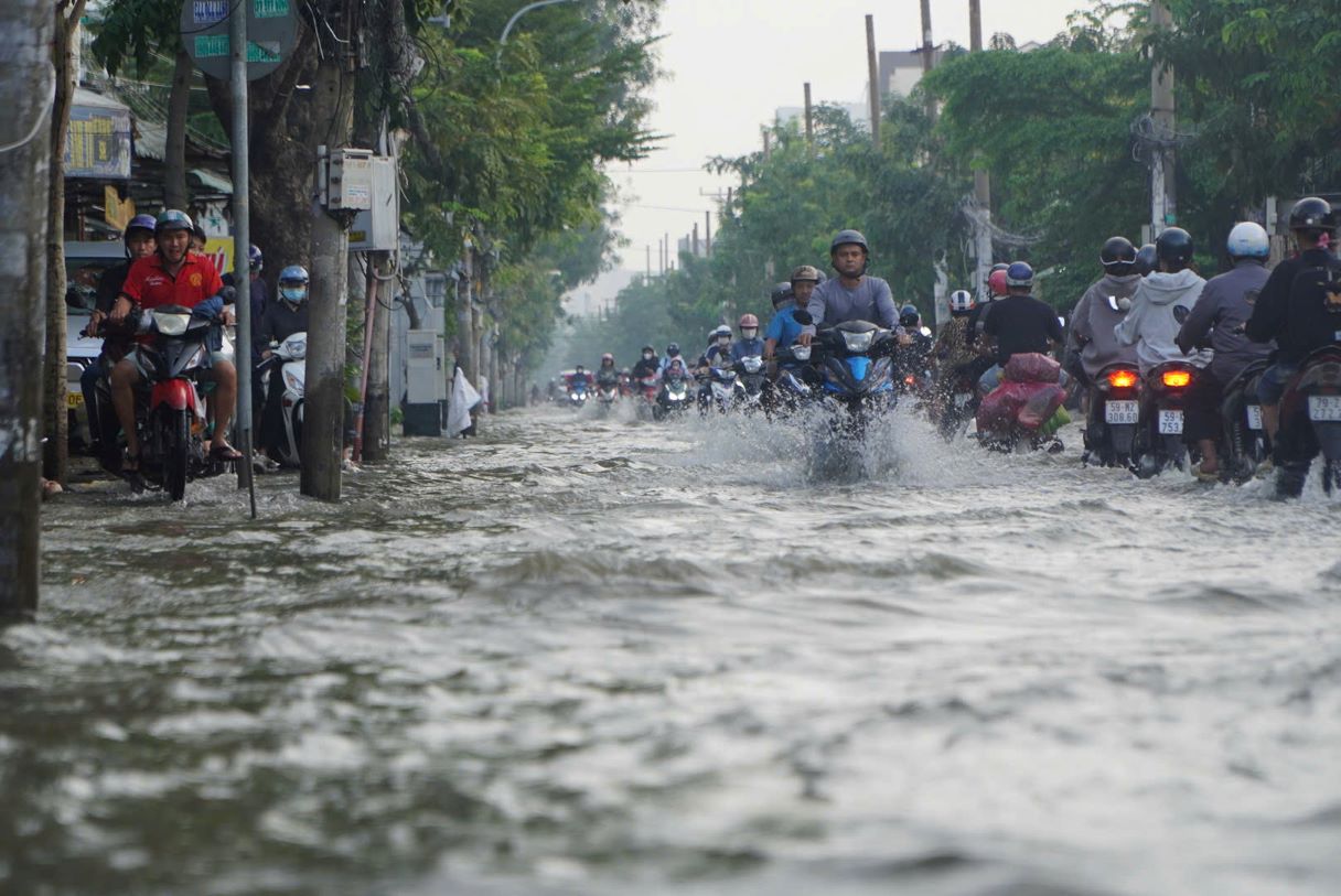 El tifon sube bruscamente la calle Pham The Hien (barrio Binh Dong Ciudad Ho Chi Minh) se inunda profundamente. Se pronostica que el tiempo en Ciudad Ho Chi Minh y el Sur tendra fuertes lluvias prolongadas. Foto: Nguyen Chan
