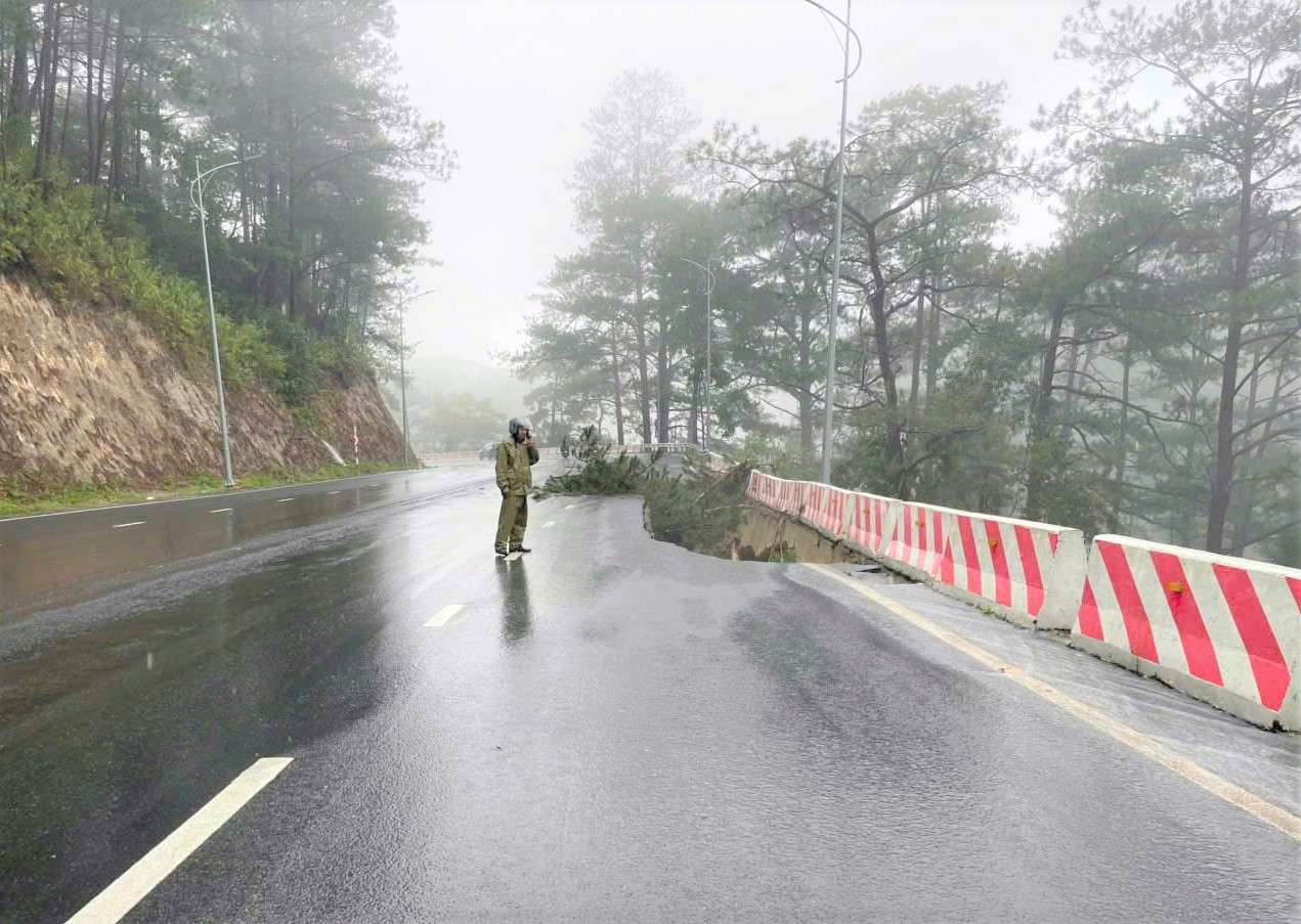 Prenn Pass of the alley to Da Lat (Lam Dong) was officially closed to traffic from 10:00 a.m. on November 17 due to serious landslides. Photo: Phuc Khanh