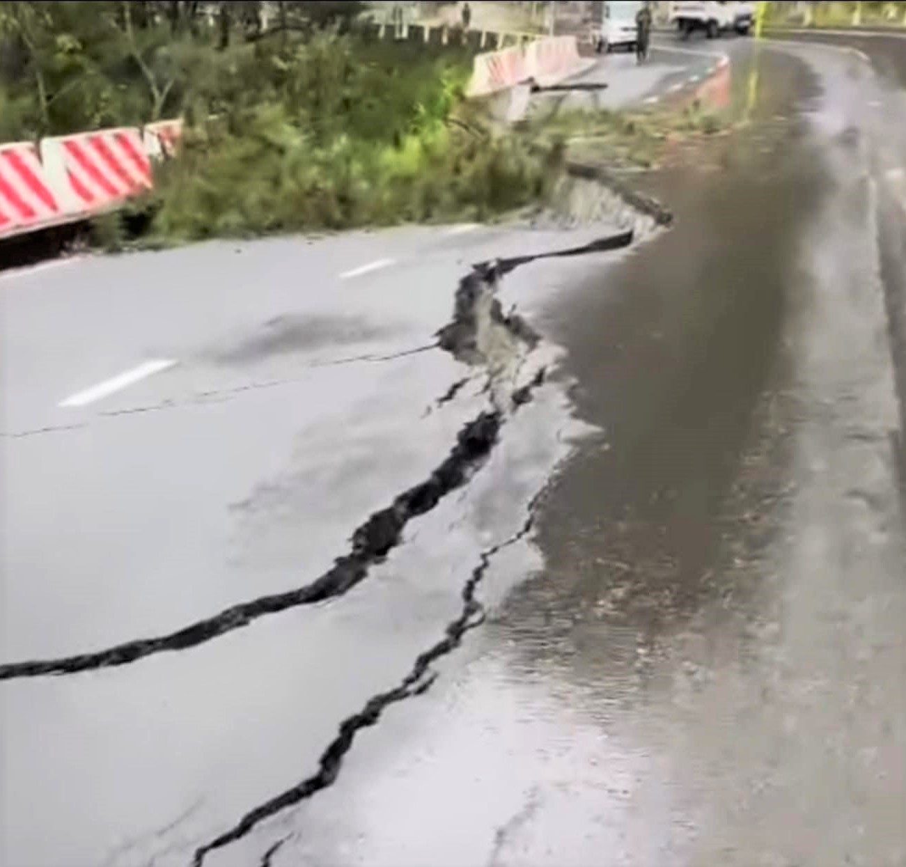 Sat lo, sut lun khien nen duong bi nut nghiem trong tren deo Prenn. Anh: Co quan chuc nang cung cap